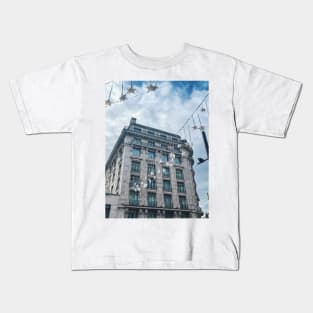 Star garlands above London street Kids T-Shirt